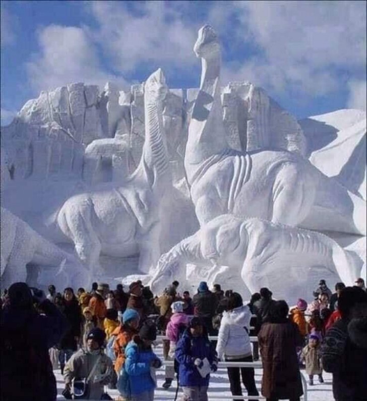7. Wow! Ma come avranno fatto a costruire con neve e ghiaccio dei dinosauri così grandi?