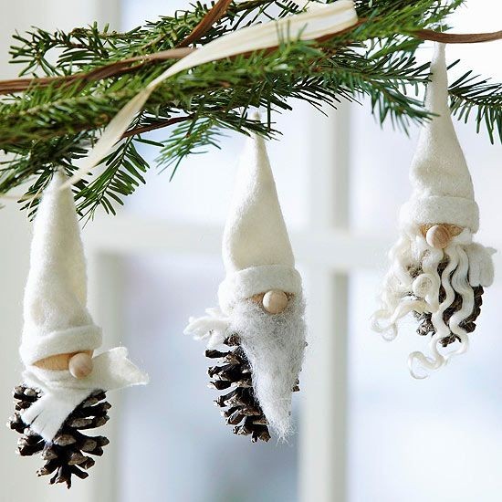 3. Machen Sie einen Filzhut und kleben Sie ihn mit einer Bartpolsterung auf das Gesicht (aus Holzmurmeln) dieser niedlichen Weihnachtsmänner aus Kiefernzapfen
