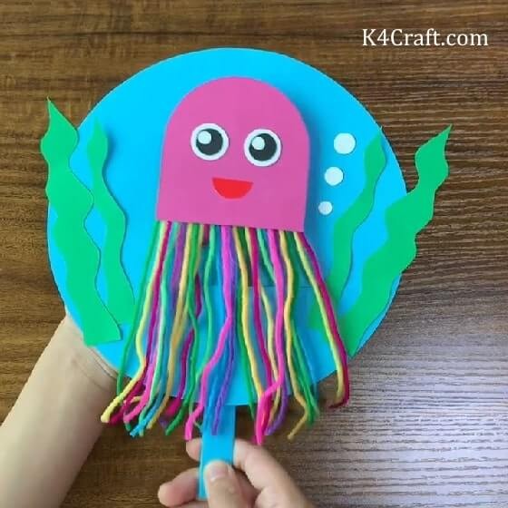 1. Una medusa di carta con i tentacoli di lana colorata