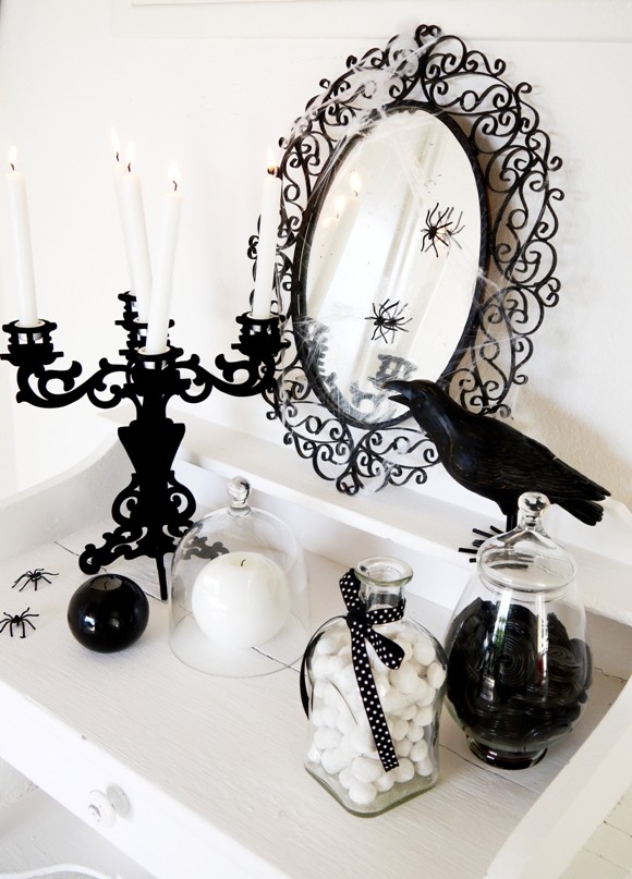 6. Ancora bianco e nero: tra candelabro e specchio trovate qualche animale vagamente inquietante