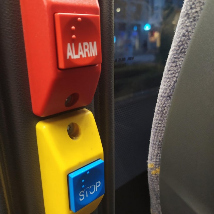 10. Dans ce bus, l'écriture en braille "Alarme" et "Arrêt" sont les mêmes