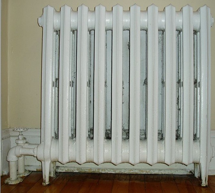 Een stuk aluminiumfolie achter de radiator de truc om de winter door