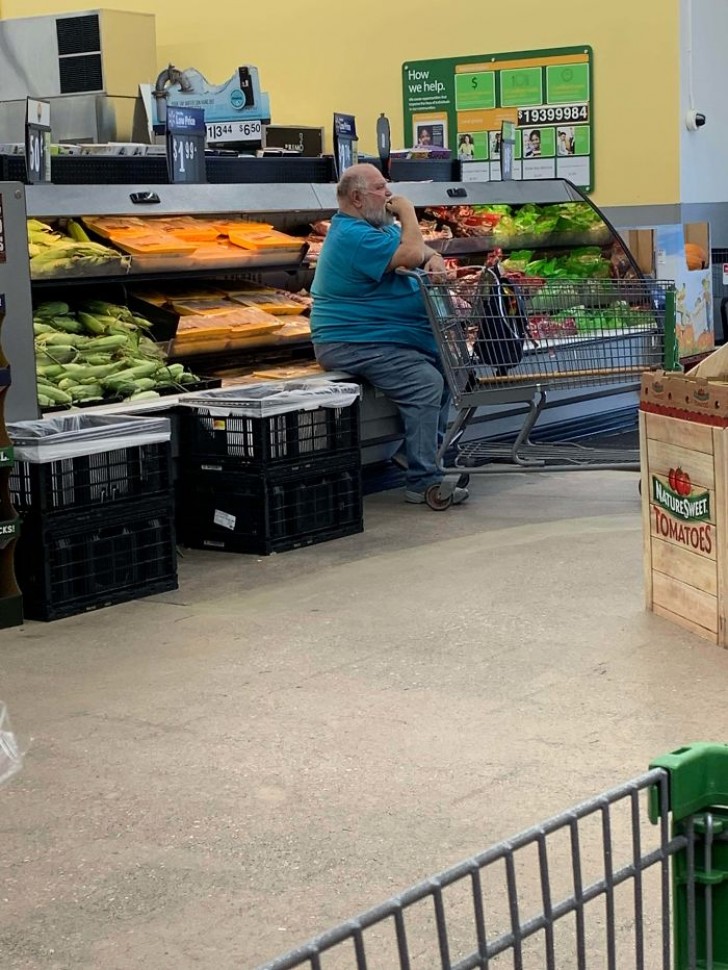 1. Der Herr hat sich einfältigerweise auf die Kühlschrankbank fürs Hähnchen gesetzt, während er mit einem Verkäufer des Supermarktes redet. Erscheint euch das normal?