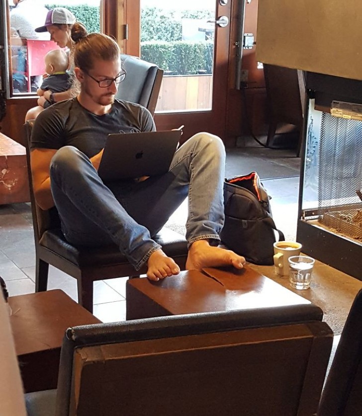 3. Este joven pensó que podría ser normal poner los pies descalzos sobre la mesa de un bar