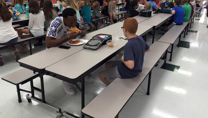 2. Nesta bela foto há uma estrela do futebol americano almoçando na cantina da escola com uma criança autista, que todos os outros colegas tinham deixado sozinho.