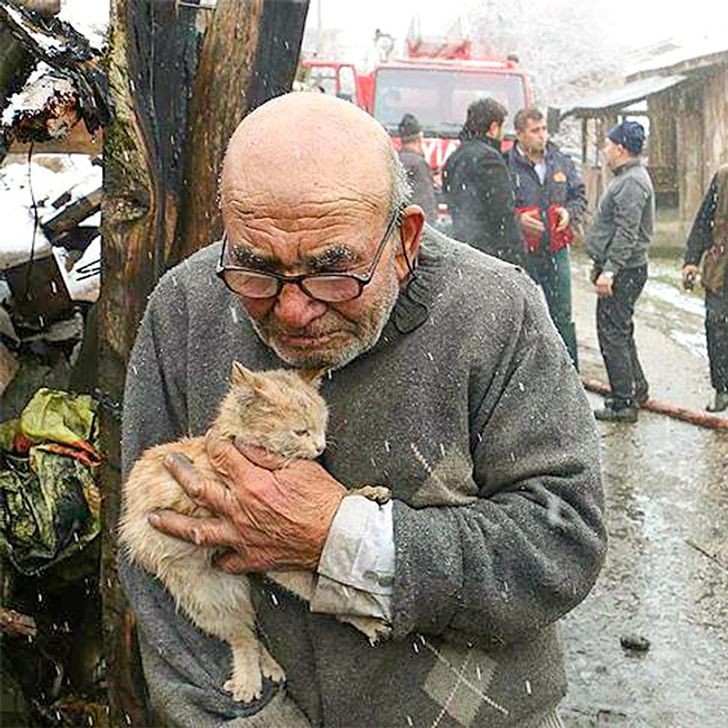 3. Este senhor perdeu sua casa em um incêndio, mas ele é grato por ainda poder abraçar seu gatinho