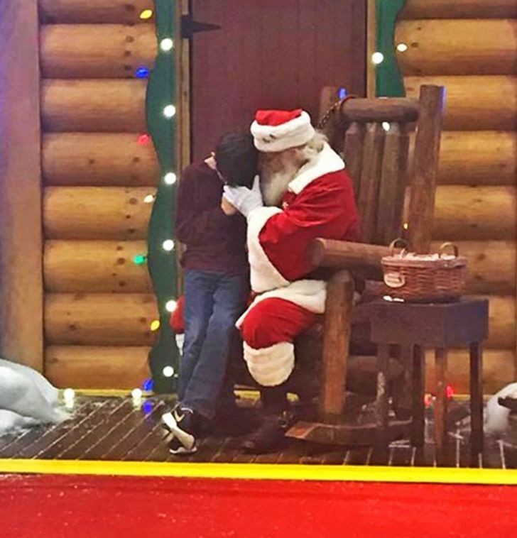 6. Papai Noel tenta acalmar e consolar uma criança cujo pai está gravemente doente