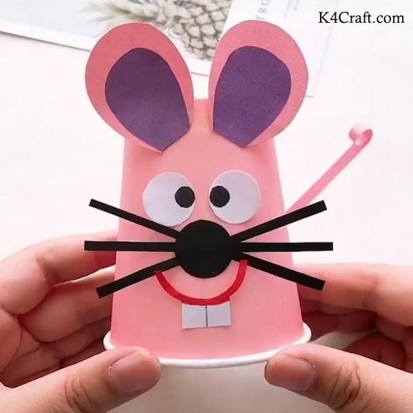 2. Un topolino fatto con un bicchiere di carta