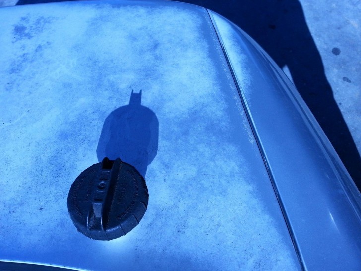 19. Batman che spunta dal tappo del serbatoio di un'auto... o è solo un'incredibile ombra?