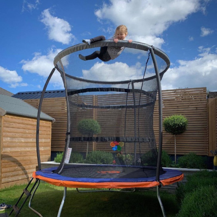 Sauter sur le trampoline est l'un des jeux les plus drôles, mais si vous sautez trop haut, vous risquez de passer par-dessus le filet !