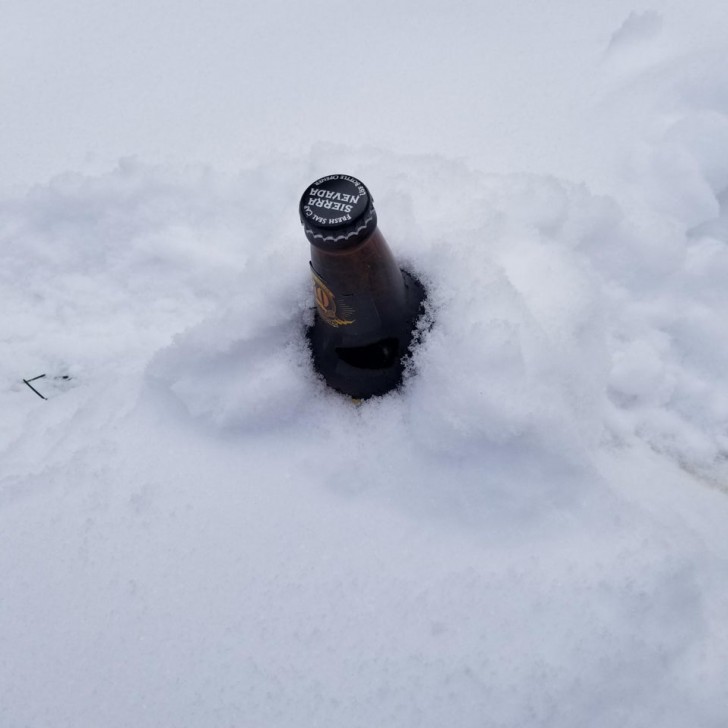 11. Toujours de la bière fraîche de façon 100% naturelle : il suffit de laisser la neige et le tour est joué !