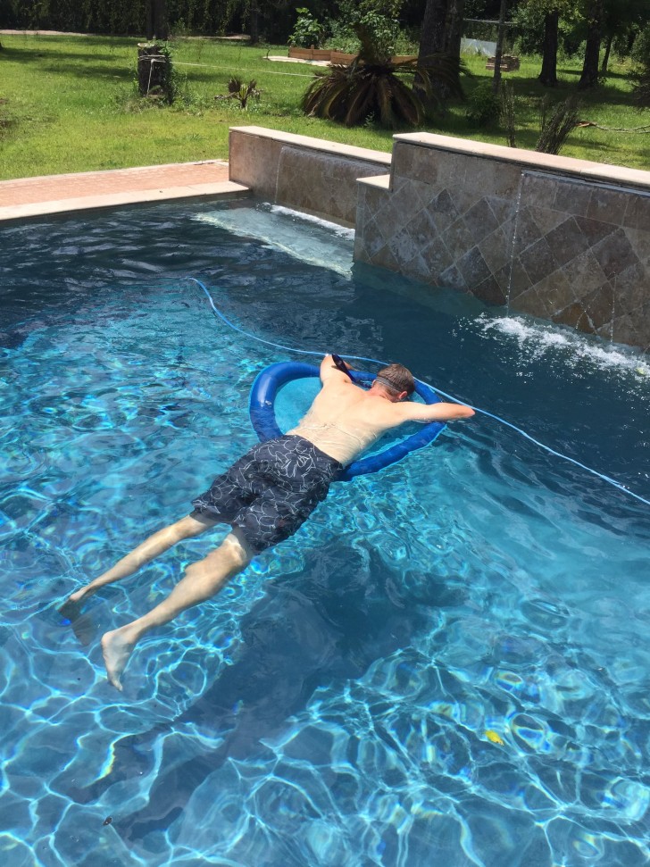5. Mon père a acheté un tuba pour faire ça : une bonne sieste dans la piscine !
