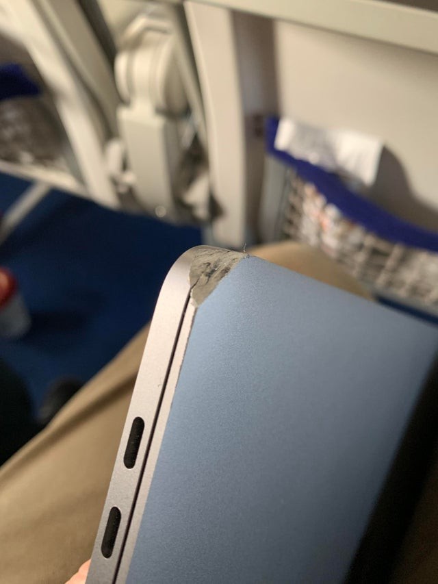 Quando o celular cai e estraga justamente o cantinho!