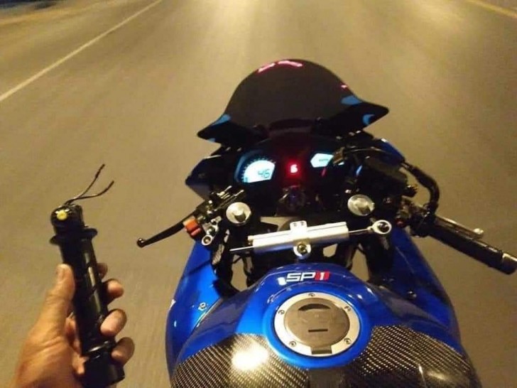Dirigir uma moto em uma rodovia e ficar com o guidão na mão!