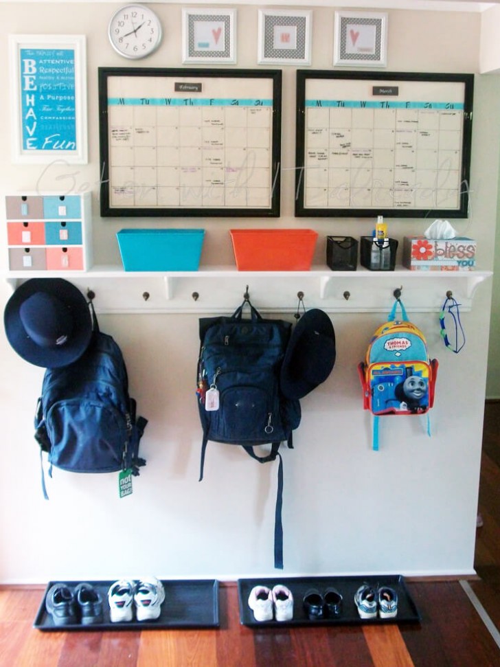 1. Zaini, fazzoletti, ganci appendiabiti, un calendario: tante cose che possono rendere più organizzata la vita quotidiana di una famiglia con bimbi in età scolare