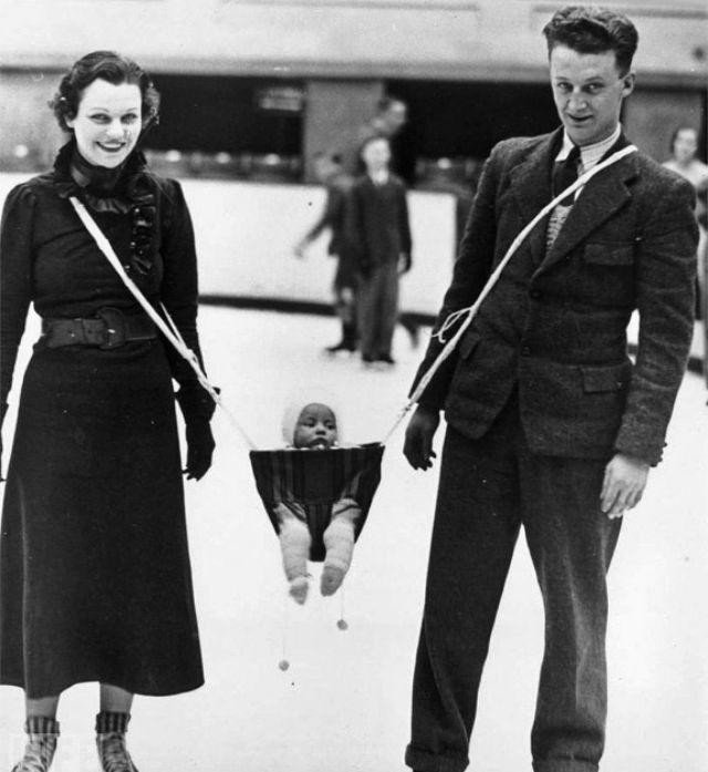 2. Nous sommes en 1936, on veut faire du patin à glace, mais il faut s'occuper de son fils de quelques mois. Une des solutions les plus dangereuses que nous ayons jamais vues !