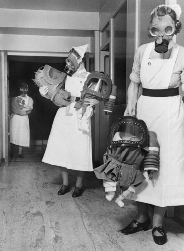 5. Masques à gaz pour bébés lors d'un exercice militaire dans un hôpital britannique (1940)