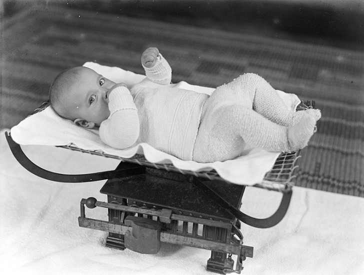 7. Une balance de boucher pour mesurer le poids des enfants... est-ce juste une impression ou cela semble un peu précaire ?!