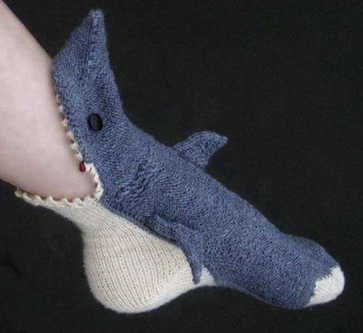 12. De drôles de chaussettes-requin : on dirait qu'elles mangent la jambe de celui qui les porte !