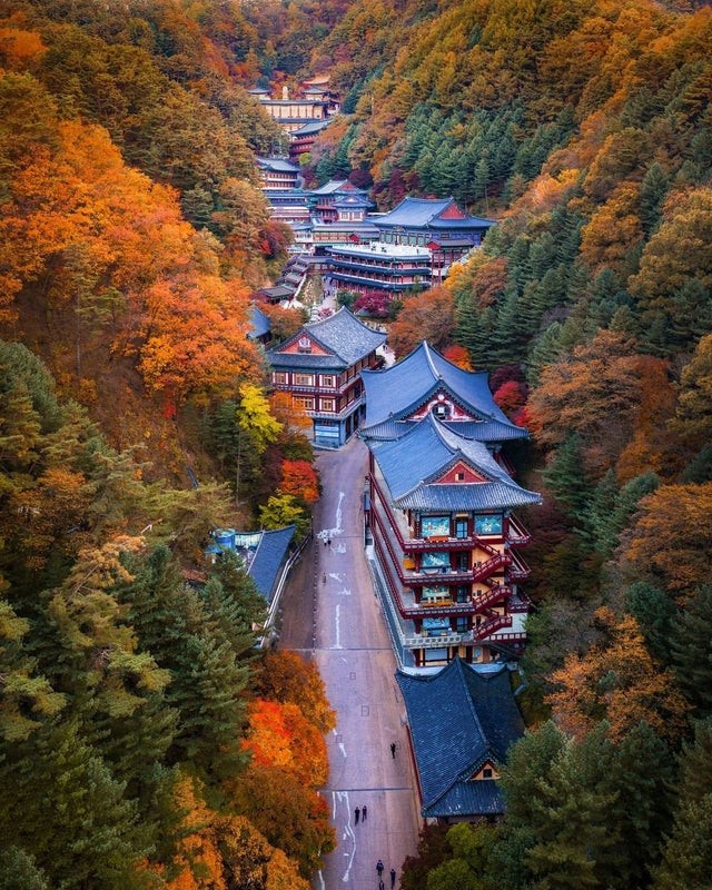 Le temple de Guinsa enveloppé dans une robe d'automne des montagnes Sobaek en Corée du Sud.