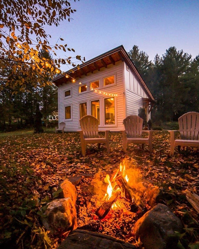 Una casa accogliente, un panorama rilassante e un fuoco pronto a scaldare: c'è tutto per affrontare una magica notte autunnale.