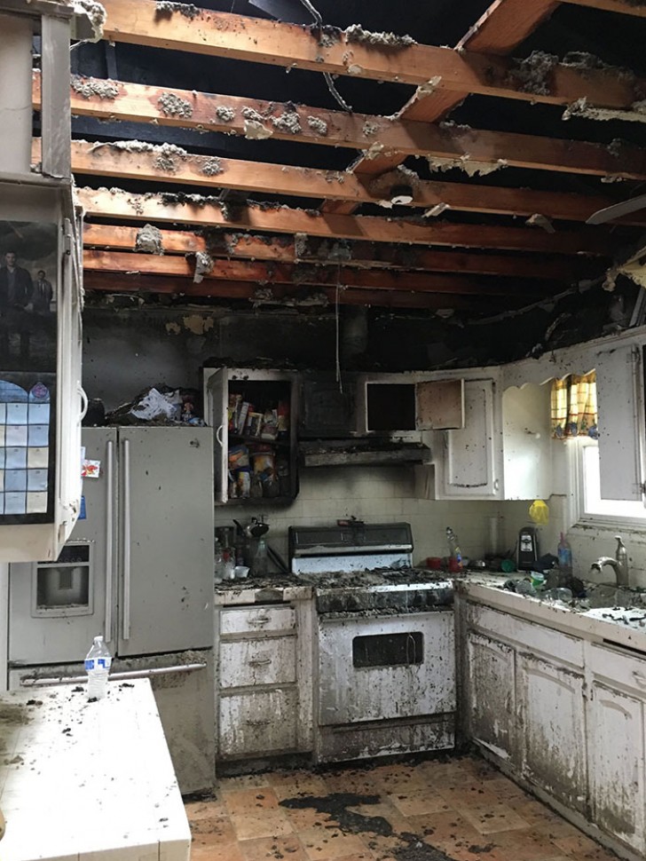 Who wants to cook in this delightful and welcoming kitchen?