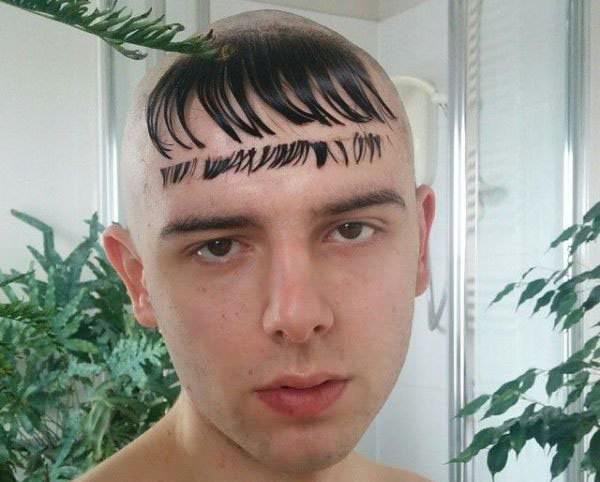 Il ne semble pas du tout satisfait de sa nouvelle coupe de cheveux... alternative !