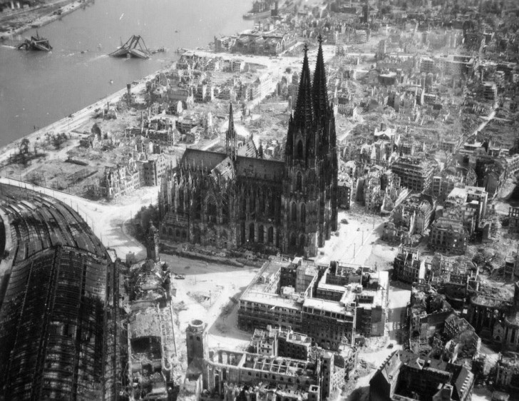 Il Duomo di Colonia (Germania) nel bel mezzo della città devastata dai bombardamenti, 1944.
