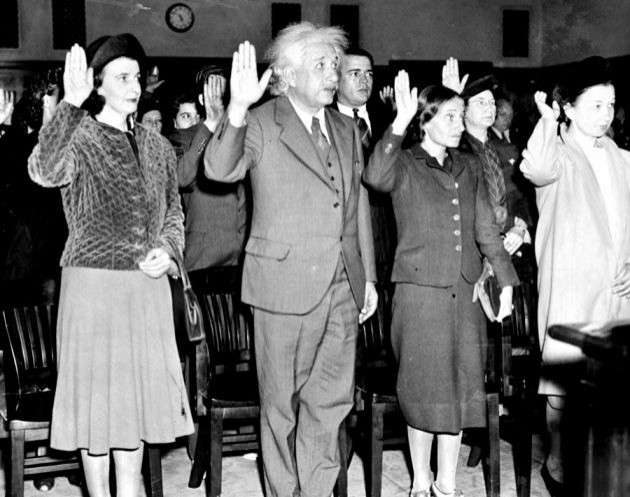 Albert Einstein med sekreterare och dotter blir amerikanska medborgare för att rädda sig från den nazistiska diktaturen, 1940