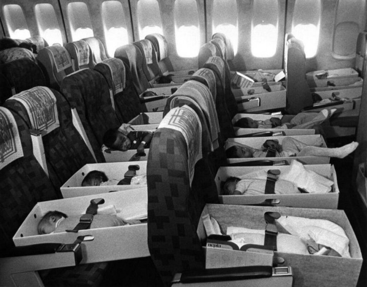 Les enfants orphelins pendant la guerre du Vietnam sont transférés aux États-Unis pour y être adoptés, en 1975