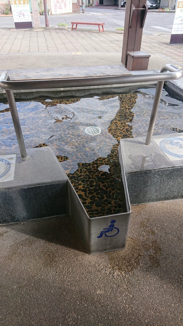 In diesem öffentlichen Fußbad gibt es auch einen Raum für Rollstuhlfahrer