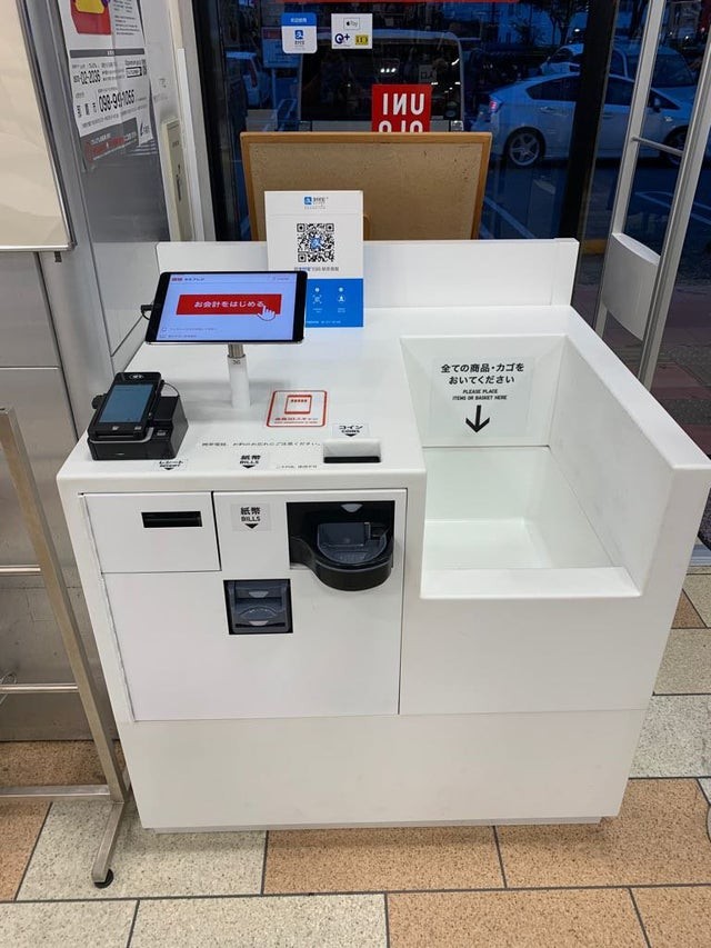 Diese automatische Kasse in Japan berechnet sofort den Gesamtbetrag, indem sie die Produkt-Strichcodes im Einkaufswagen liest