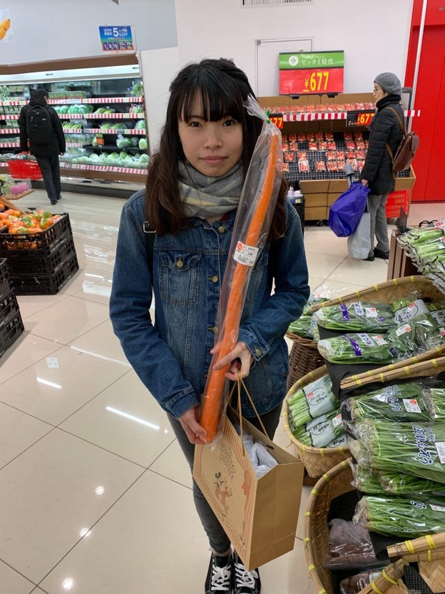 Vengono vendute carote di una lunghezza incredibile.