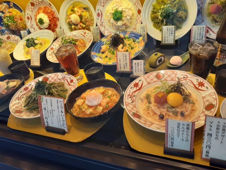 Einige Restaurants zeigen plastische Reproduktionen der von ihnen angebotenen Gerichte, die absolut realistisch sind