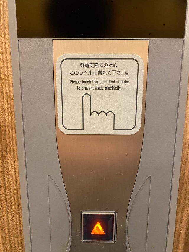 In questo ascensore ci si può liberare dell'energia elettrostatica, per evitare di prendere quella fastidiosa scossa.