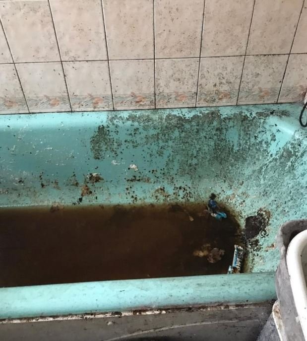 There are no words to describe the disgusting state of this bathtub ...