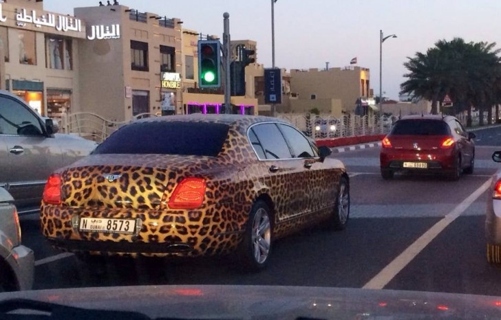 Préparez-vous à voir des voitures aux looks absurdes, comme celle-ci avec le motif léopard