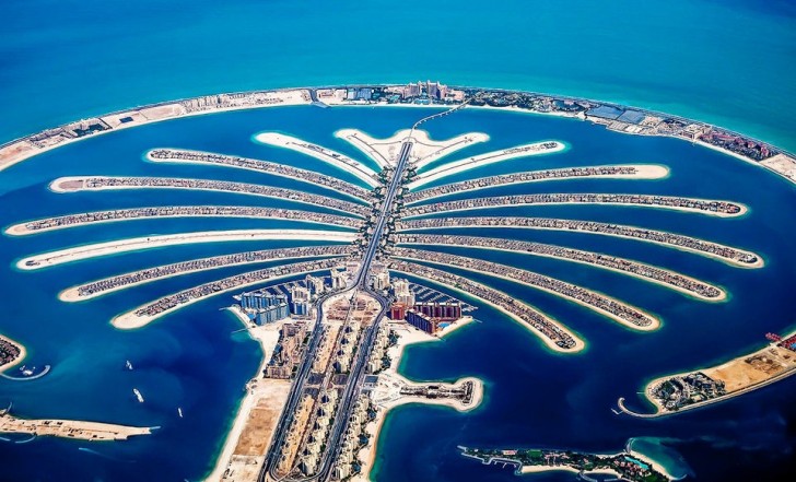 Die baumförmige künstliche Insel Palm Jumeirah: Auf ihrer Oberfläche befinden sich Hotels und Restaurants von übertriebenem Luxus.