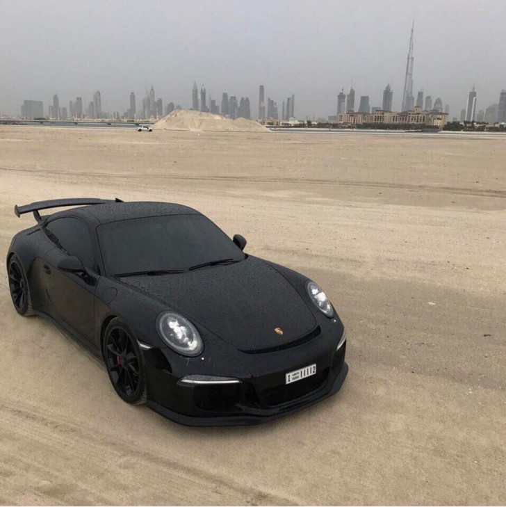 A propos de voitures : que pensez-vous de cette Porsche totalement noire face au skyline de Dubaï ?