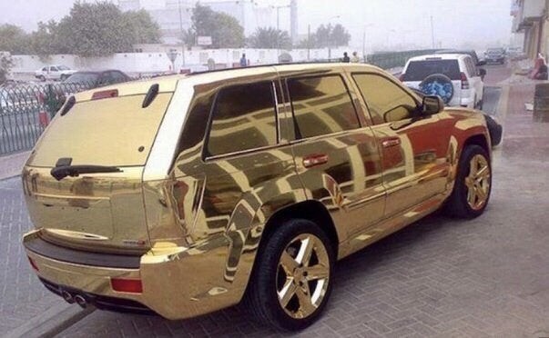 Der SUV der neuesten Generation reichte nicht aus; der Besitzer beschloss, ihn vollständig in Gold zu laminieren.