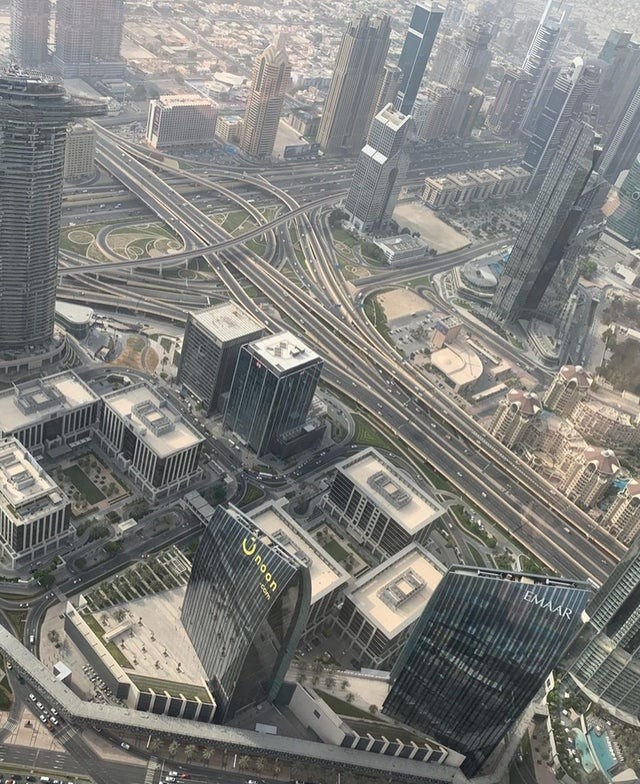 Vue panoramique de Dubaï : on dirait une ville du futur