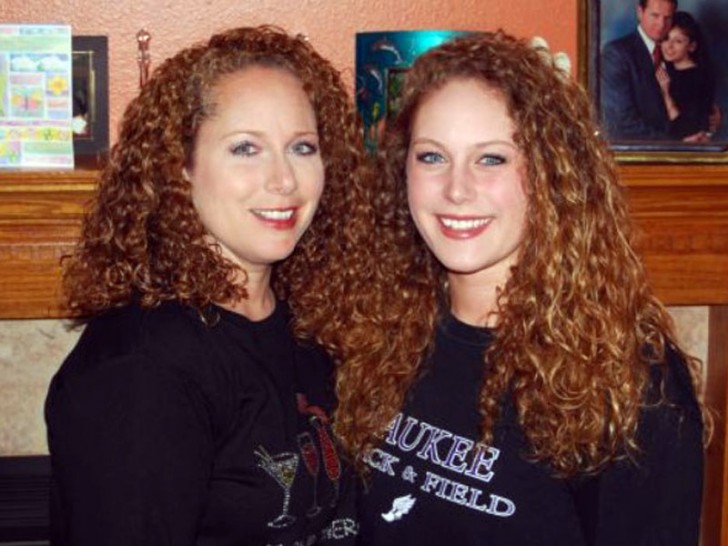 1. A mãe e a filha nesta foto parecem duas gêmeas: cabelo, maquiagem, roupas e sorriso são praticamente iguais!