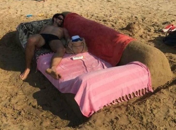 Um confortável sofá de areia para descansar na praia!