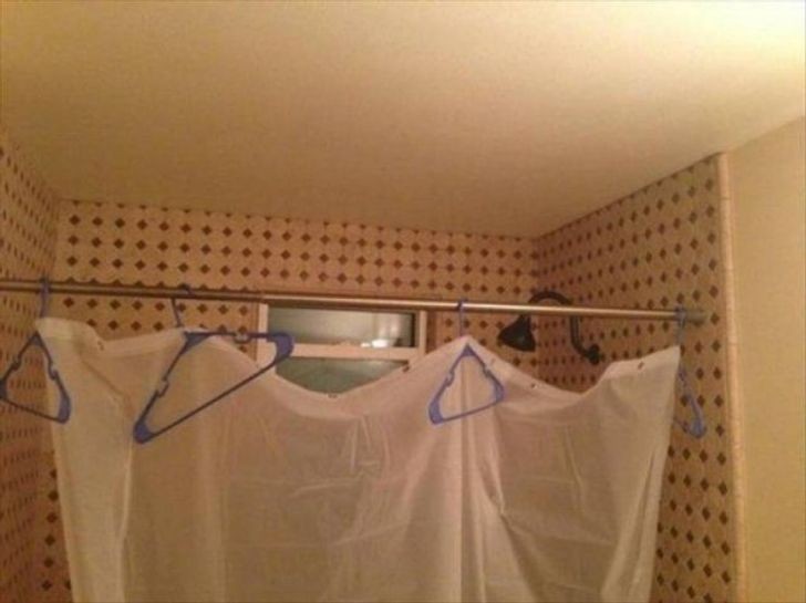 Quand vous ne savez pas où accrocher vos vêtements... il y a toujours un "étendoir" alternatif dans la salle de bain !