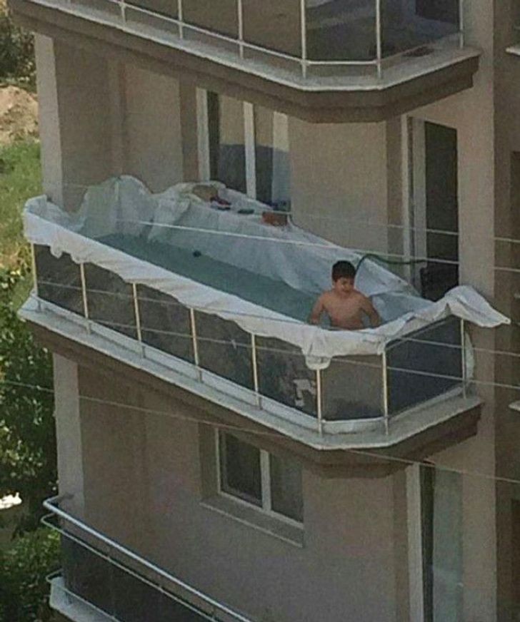 Cette famille n'a pas de place pour une piscine... autant l'installer sur le balcon !