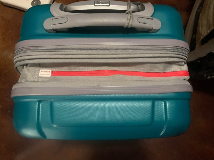 12. Ho scoperto da poco che la mia valigia ha uno scomparto "segreto" con tanto di zip proprio in mezzo alla sua estensione in tessuto