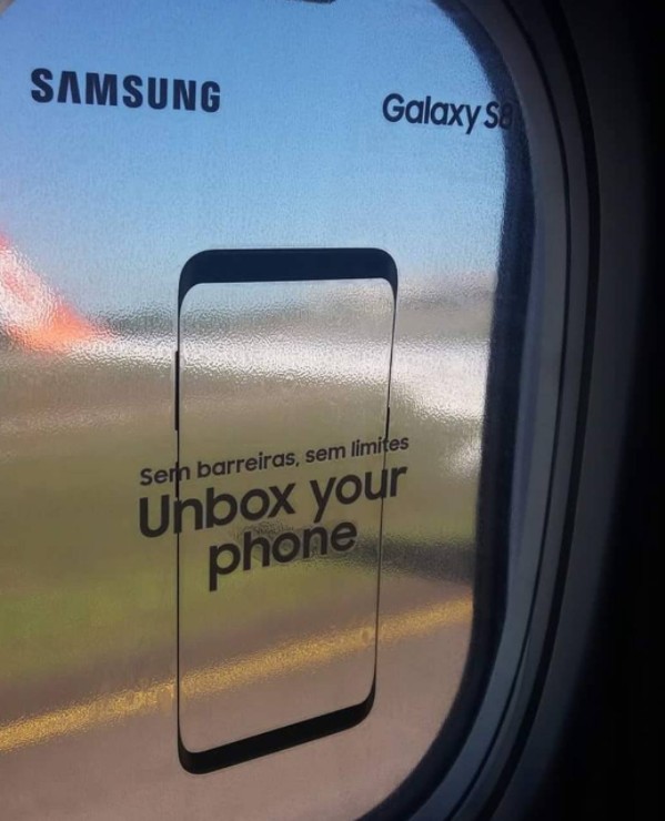 Werbung in Flugzeugen, die Ihr Fenster völlig verdeckt.