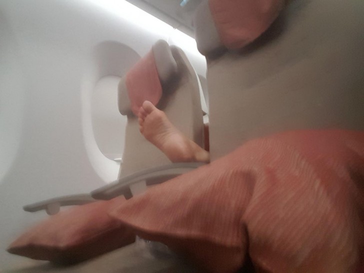Menschen, die dies in Flugzeugen tun