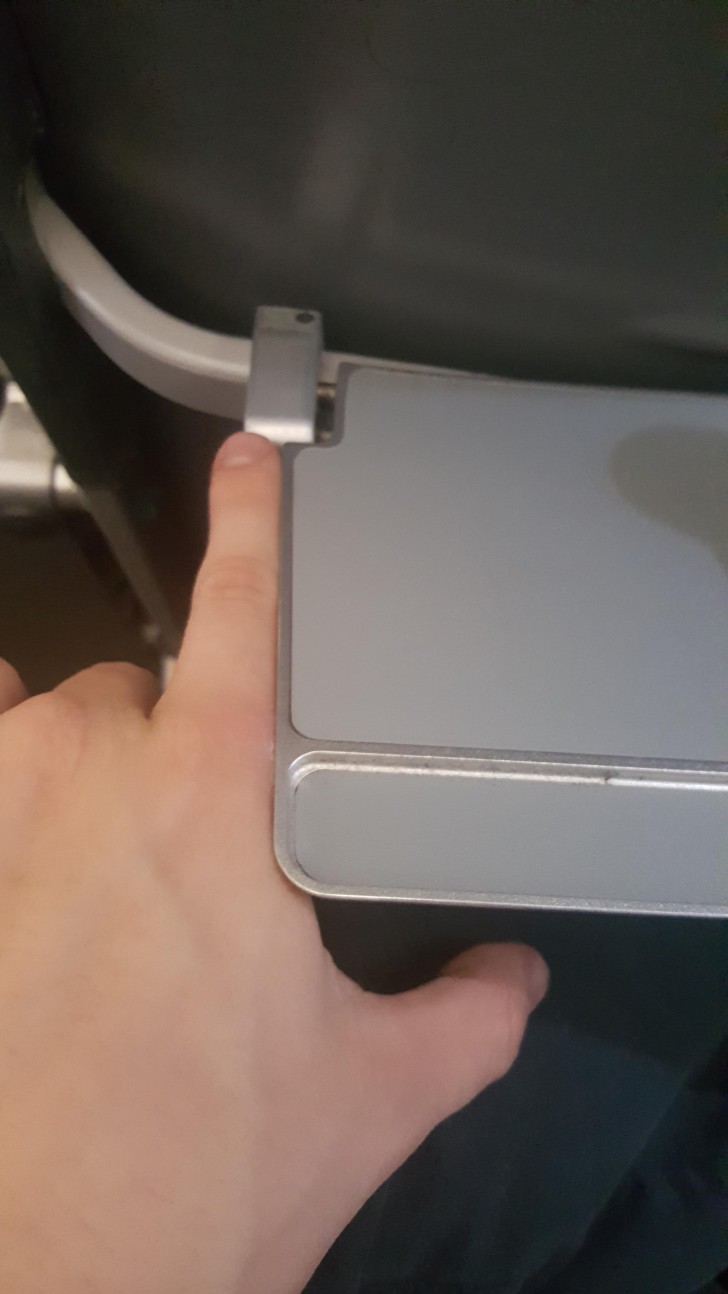 Der Flugzeugtisch misst mehr oder weniger so breit wie Ihr Zeigefinger.