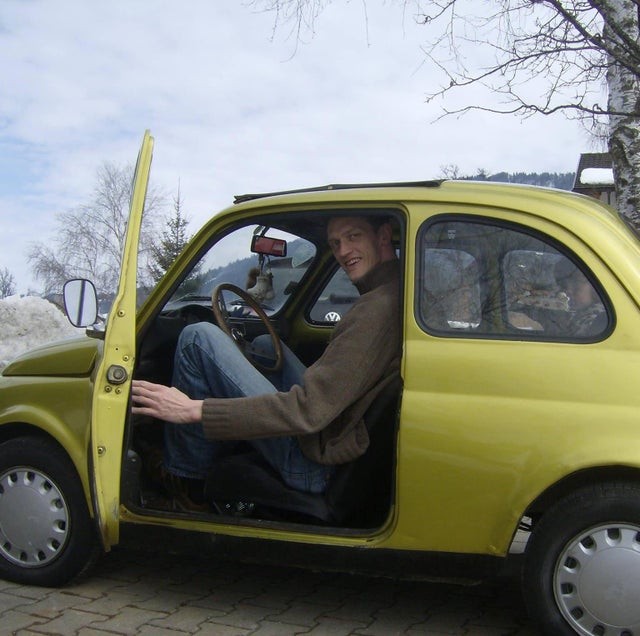 15. Sieht aus, als wäre das Auto um seinen Körper herum gebaut worden!